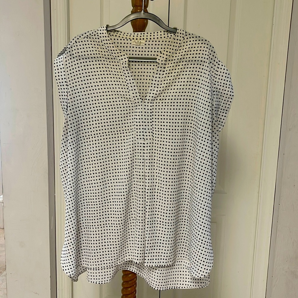 Size 2x Amelia Femme white sleeveless blouse with black/taupe squares